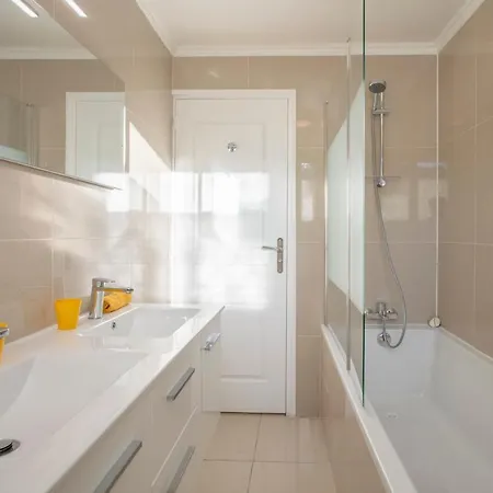 Chic And Spacious Apart Near Versailles